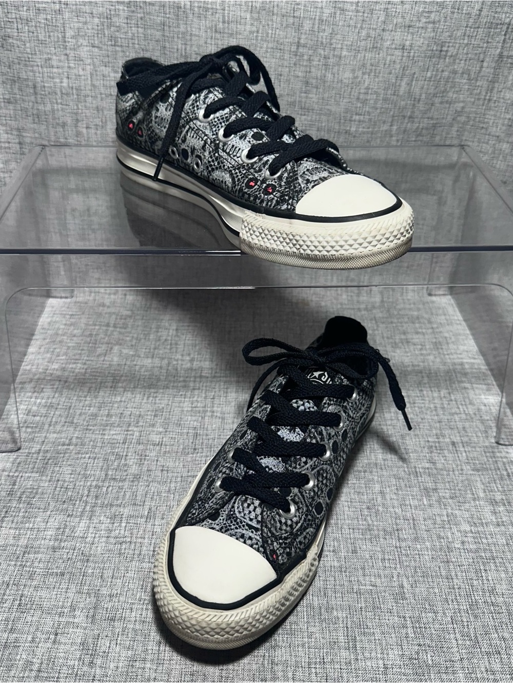 Low-Top skull Print Sneakers in Black and White